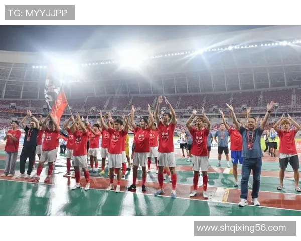 当绿茵球星动作合拍时展现激情瞬间与团队默契魅力